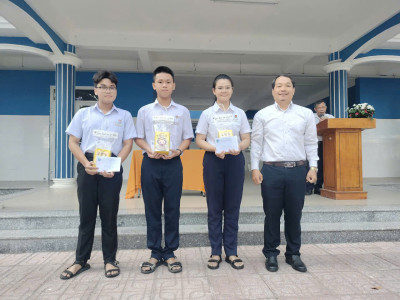 Khen thưởng học sinh đạt giải kì thi học sinh giỏi cấp tỉnh năm học 2024-2025