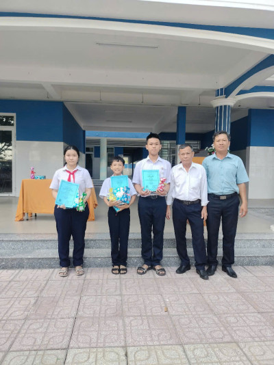 Khen thưởng học sinh đạt giải Tiếng Anh trên mạng (IOE) cấp tỉnh năm học 2024-2025