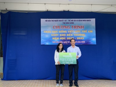 TRAO HỌC BỔNG TIẾP SỨC TRẺ EM VƯỢT KHÓ ĐẾN TRƯỜNG NĂM HỌC 2022-2023
