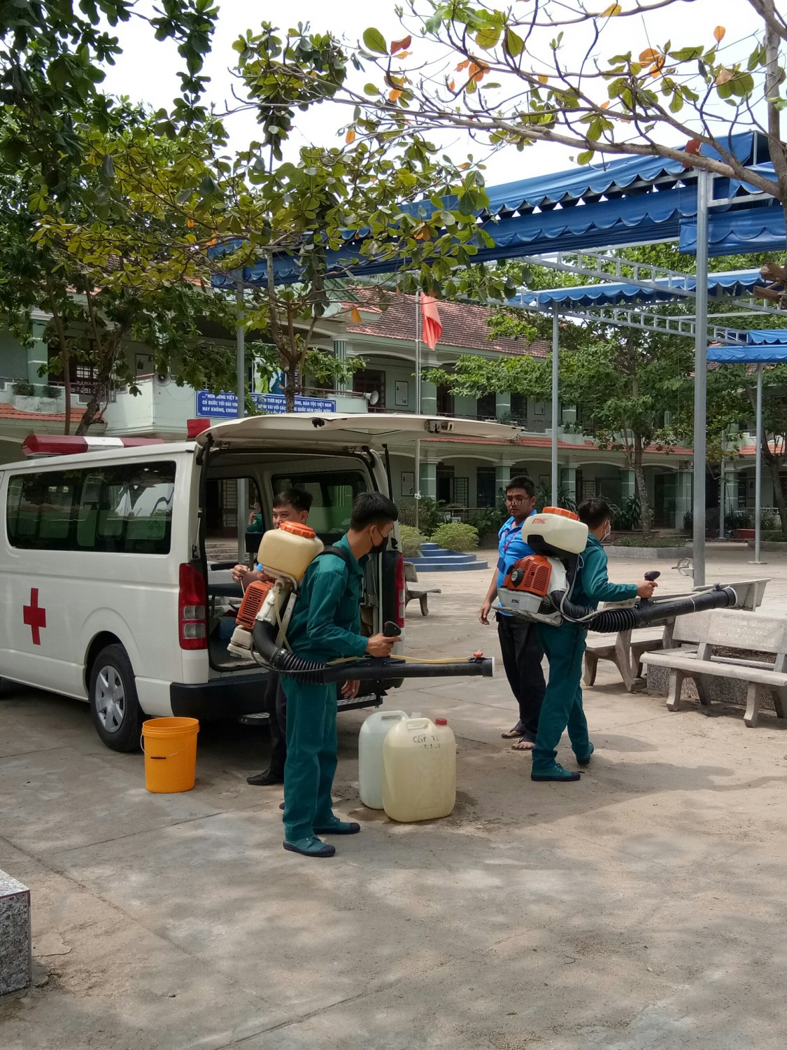 Trung Tâm Y Tế TP.Thủ Dầu Một và Y tế Phường Hòa Phú phun thuốc khử trùng chống dịch CoVid 19.
