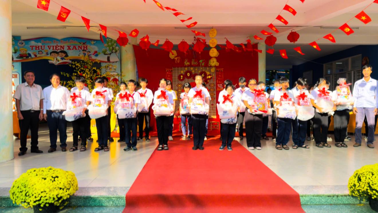 Trao quà Tết cho học sinh năm 2026